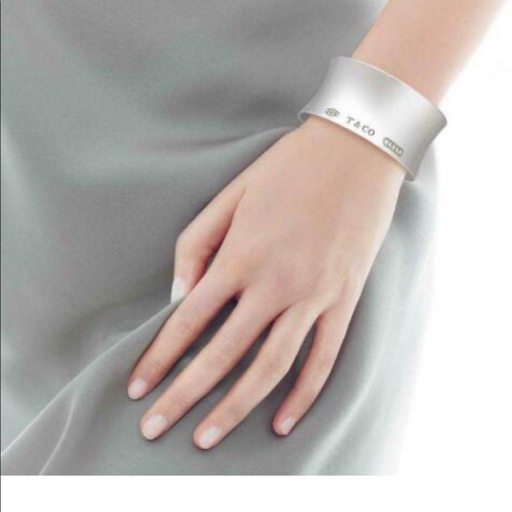 😍Authentic and beautiful TIFFANY & Co. retired bangle. - Picture 2 of 8